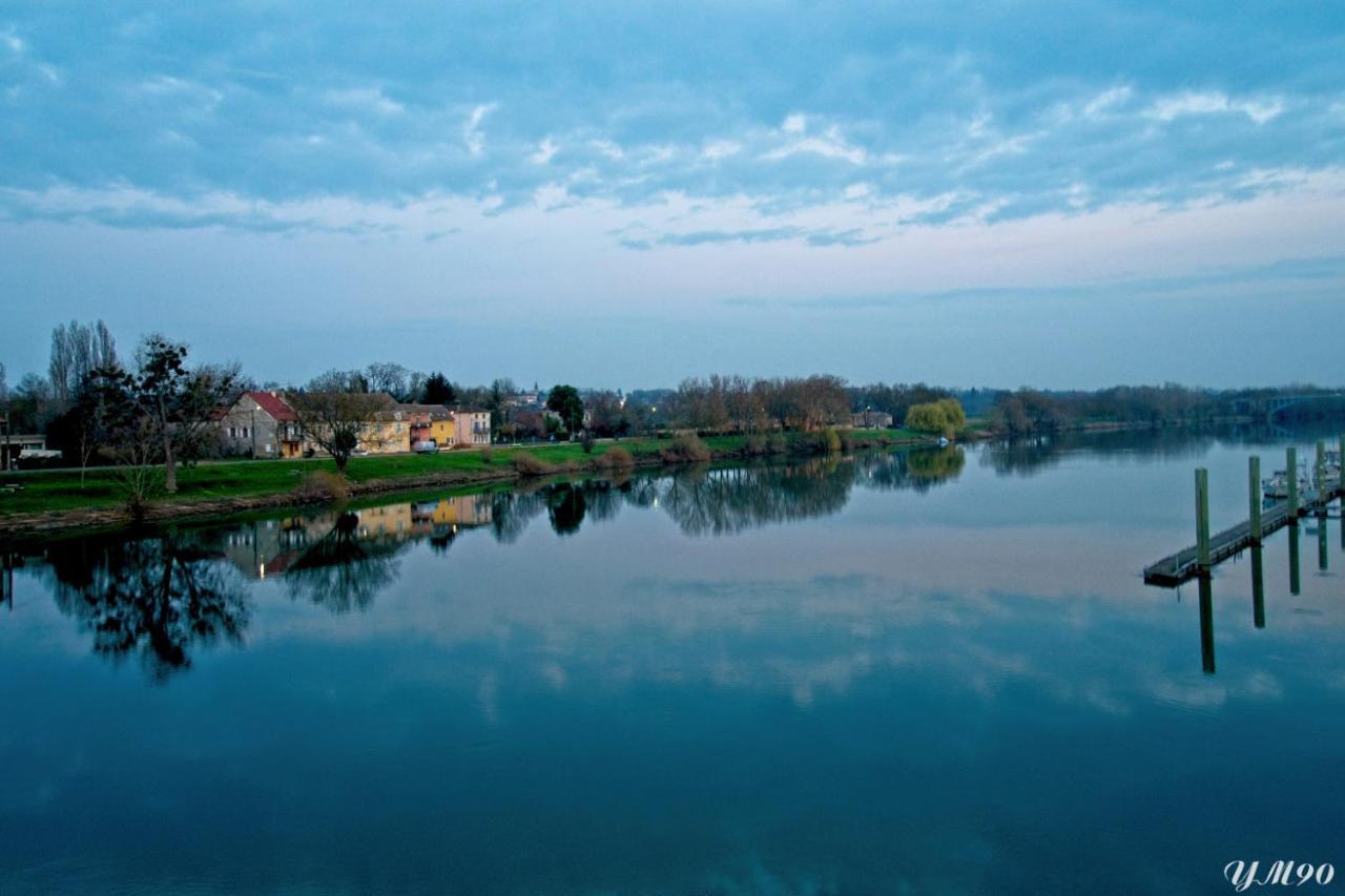 Spacieux appartement, A-mi-chemin, au coeur de Tournus Extérieur photo